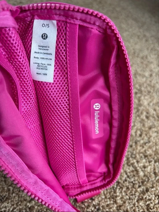 Lululemon Everywhere Belt Bag 1L in Sonic Pink - Picture 4 of 8